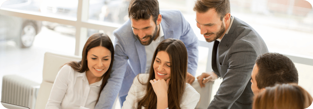 Team von Selbständigen bei der Finanzbuchhaltung